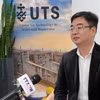悉尼科技大学（UTS）环境与水资源中心主任、澳大利亚越南知识分子与专家协会（VASEA）主席严德龙教授接受越通社驻悉尼记者的采访。图自越通社