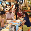 众多读者参加在胡志明市书街举行的第四届夜间书籍与文化节。图自越通社