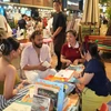 众多读者参加在胡志明市书街举行的第四届夜间书籍与文化节。图自越通社