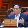 12月16日上午，政府总理范明政主持召开政府常务会议，与各部门和各省、中央直辖市就筹备同步举行庆祝越南共产党第十四次全国代表大会的一批规模大、意义重大的工程和项目开工、落成典礼进行讨论。图自越通社