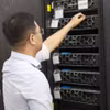 数字转型中心（庆和省科技厅）的工程师负责设备维护工作。图自越通社