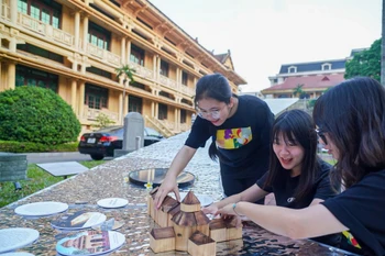 年轻人们在国家历史博物馆与展品进行互动。图自越通社