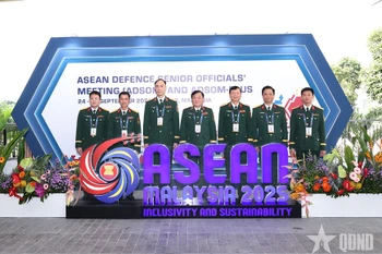 越南国防部副部长黄春战上将和越南代表团出席在马来西亚举行的东盟国防高官会。图自《人民军队报》