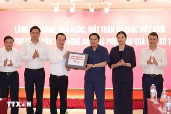 越共中央政治局委员、中央书记处书记、中央内政部部长潘廷镯向乂安省人民转交党、国家、越南祖国阵线的援助物资。图自越通社