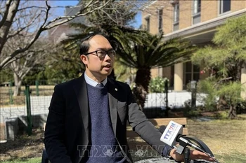 旅日越南人协会主席、第十一届全国爱国竞赛大会代表阮红山接受越通社记者采访。图自越通社