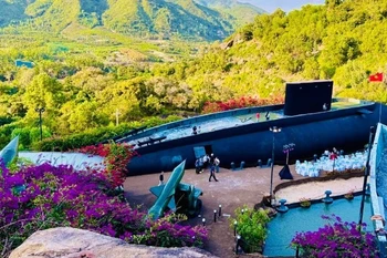 Impression芽庄潜艇旅游区是一个融合艺术、创意与自然的旅游空间。图自《人民报》