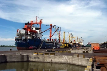 印尼勿拉湾港。图自互联网