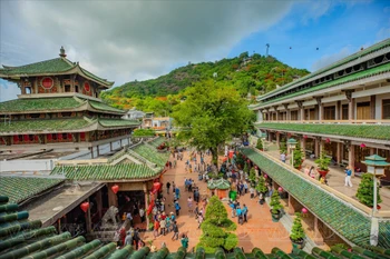 参山主处圣母庙是安江省的著名旅游景点。图自《越南画报》