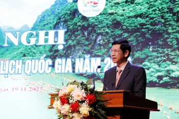 越南文化体育与旅游部副部长胡安峰发表讲话。图自越通社