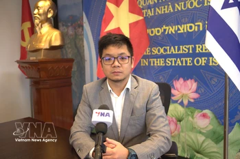 越南驻以色列大使馆代办严春海灯接受越通社记者采访。图自越通社