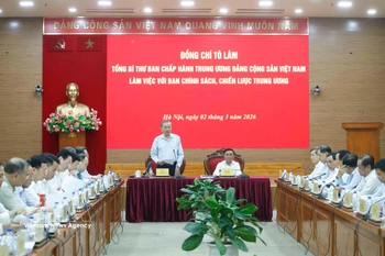 苏林总书记在会议上发表讲话。图自越通社