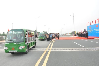 经芒街国际口岸出入境的游客。图自《广宁报》