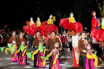 2025 年河内木偶舞节吸引众多民众和游客关注。图自越通社