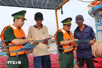 职能力量向渔民宣传相关法律和规定。图自越通社