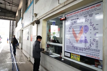 车主办理质检手续。图自越通社