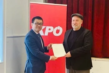 武黎太黄向金特·霍普夫·加特纳转交了越南共产党中央委员会就金特·霍普夫·加特纳此前发来贺信祝贺越共十四大成功召开的感谢信。图自越通社