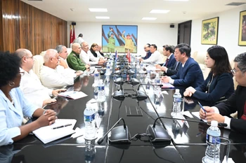 越共中央宣教与民运部代表团会见古共中央政治局委员、书记处常务书记、中央组织部部长罗伯托·莫拉莱斯·奥赫达。图自越通社