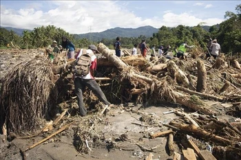 印尼西苏门答腊发生洪水和山体滑坡后，救援力量在现场搜寻遇难者。图自越通社