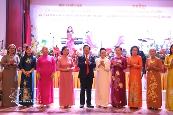 老挝越南奥黛遗产俱乐部委员会正式亮相。图自越通社