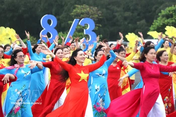 每当三月来临，从城市到乡村，从机关单位到学校的越南女性都身着色彩缤纷、款式各异的奥黛。图自越通社