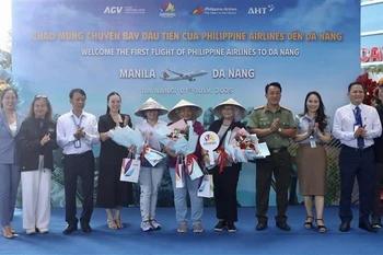 菲律宾航空马尼拉—岘港市航线PR585航班上的游客。图自越通社