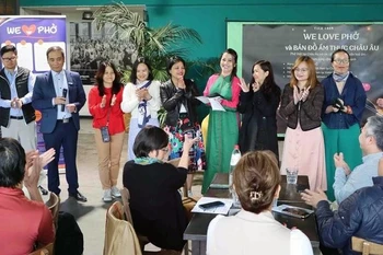 “我们爱河粉”网络成员。图自越通社