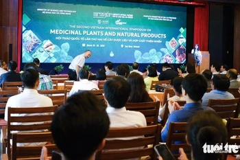 第二届药用植物与天然化合物国际研讨会在嘉莱省举行。图自《年轻人报》
