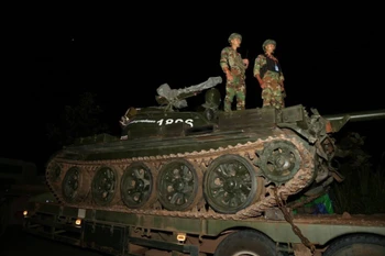 10月26日晚，柬埔寨军队开始从存在争议的边界区域撤出重型武器及相关装备。越通社发