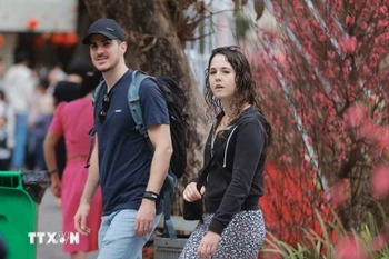 国际游客春节期间参观首都河内。图自越通社