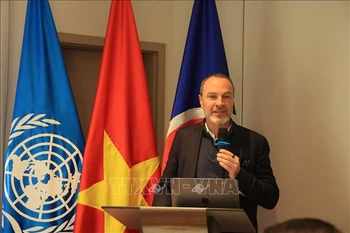 影响力投资与再生经济顾问艾默里克·荣格（Aymeric Jung）在会上发表讲话。图自越通社