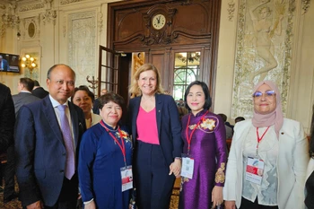 越南国会副主席阮氏清会见法国国民议会议长娅埃尔·布朗·皮韦。图自越通社