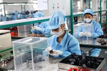 出口的电子元器件生产链。图自越通社