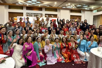 参会代表、艺术家们以及双方嘉宾合影。图自越通社