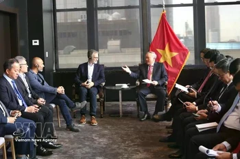 越南政府常务副总理阮和平会见恒星发展基金会主席何塞·费尔南德斯·达蓬特（José Fernández da Ponte）。图自越通社