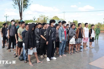 柬埔寨移交的63名越南公民。图自越通社