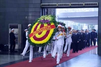 由范明政率领的越共中央委员和政府领导人代表团前来吊唁。图自越通社