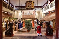 在2026年"越南春节-古街年味"活动框架下，银行（Hàng Bạc）街22号遗迹空间首次被选作再现越南北部平原春节及春节集市场景的空间。图自越通社