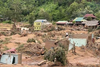 2025年7月洪灾导致乂安省美理乡数百间房屋受损。图片：越通社发