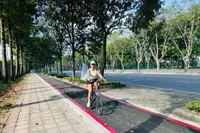 胡志明市安庆坊梅志寿路的自行车专用道建设项目已完工，并于12月31日正式投入运营。图自越通社