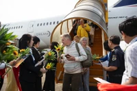 坚江省富国国际机场接待第2000万名国际游客的欢迎仪式。图自越通社