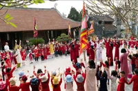 学生们参加春曲表演活动。图自越通社