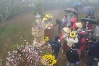 四面八方游客涌入努庙—仙庵景区。图自越通社