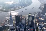 位于胡志明市中心区域的金融大楼群坐落在西贡河畔，与守添半岛隔河相望，地处安庆坊。图自越通社