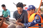 第四海警区官兵向渔船船员宣传打击非法、不报告、不受管制捕捞行为。图自越通社
