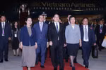 中国官员到机场迎接梁强一行 图自越通社