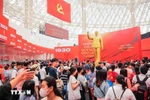 逾数十万民众涌入越南展览中心，踊跃参观体验。图自越通社