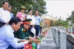 西宁省人民委员会副主席范晋和（左一）与工作团在安静烈士陵园（西宁省安静坊）核查未确定身份烈士墓的信息。图自越通社 
