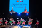 莫斯科市少年儿童表演的卡林卡舞蹈节目。图自越通社