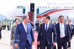 越南工贸部长黎孟雄在河内内排国际机场迎接柬埔寨首相洪玛奈。图自越通社