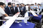 阮志勇副总理参观和乐高科技园区（河内）的Horus P02远程观察飞行器展位。 图：黎东